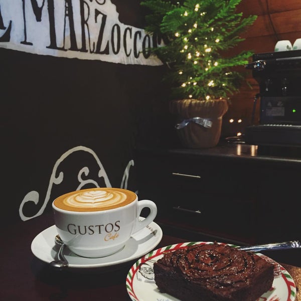 12/4/2015 tarihinde María L.ziyaretçi tarafından Gustos Coffee Co.'de çekilen fotoğraf
