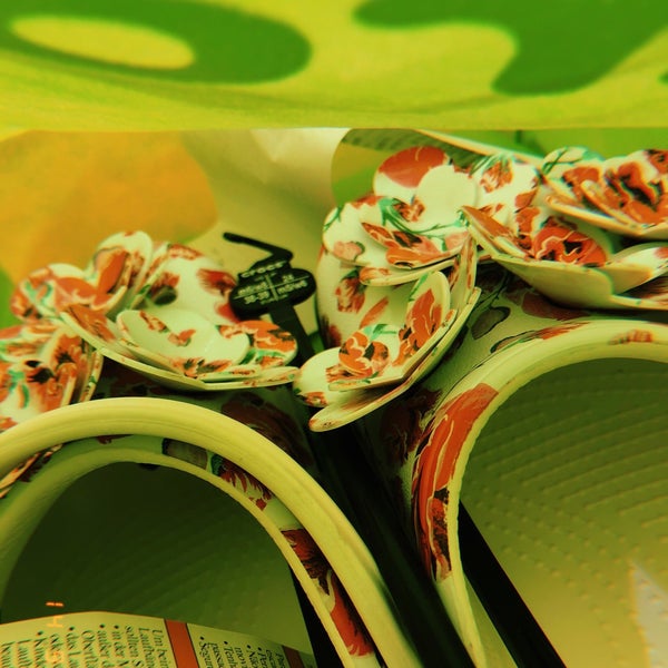 crocs sm moa