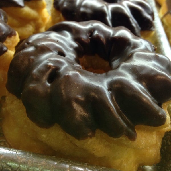 รูปภาพถ่ายที่ Happy Donuts โดย Jonathan A. เมื่อ 12/15/2013