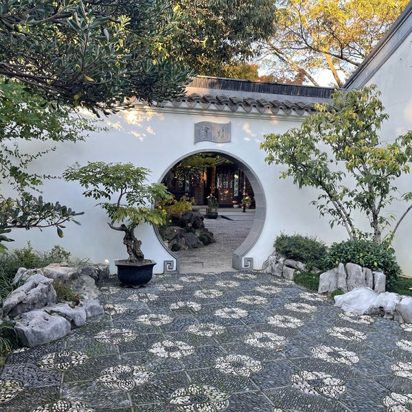 Foto diambil di Lan Su Chinese Garden oleh Juan F. pada 11/13/2022