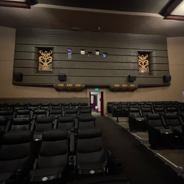 รูปภาพถ่ายที่ Kiggins Theatre โดย Juan F. เมื่อ 9/21/2022
