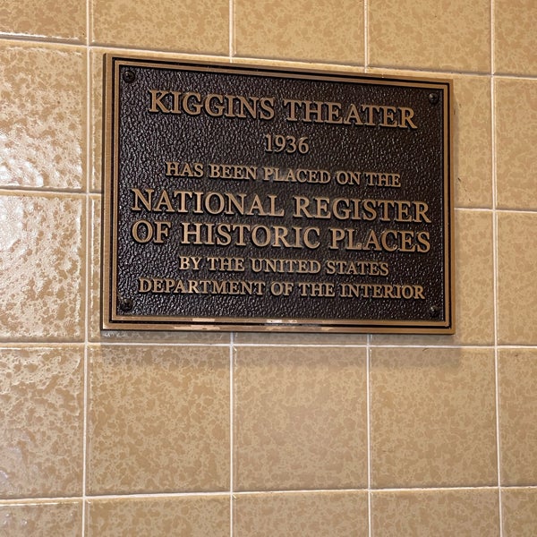รูปภาพถ่ายที่ Kiggins Theatre โดย Juan F. เมื่อ 9/21/2022