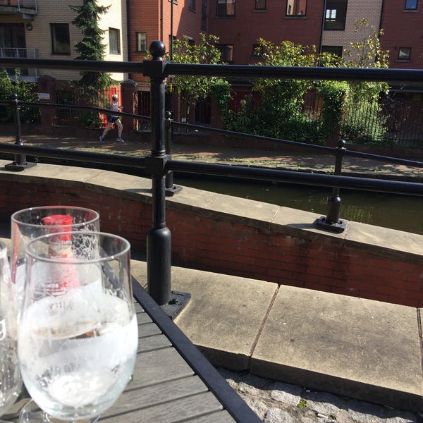 кафе ночью. уютная атмосфера в кафе. бар дождь. паб и дождь. бар дождь.