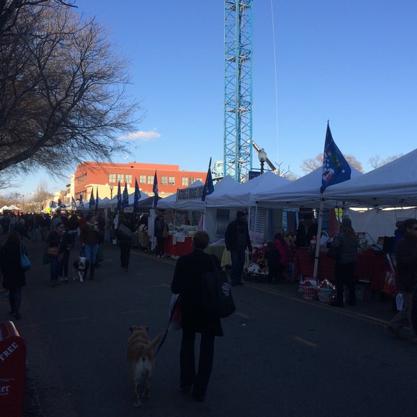 Foto scattata a The Flea Market at Eastern Market da Sheldon D. il 12/20/2015