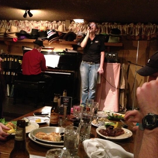 Foto tomada en Black Bart&#39;s Steakhouse  por Tiffanie T. el 11/6/2012
