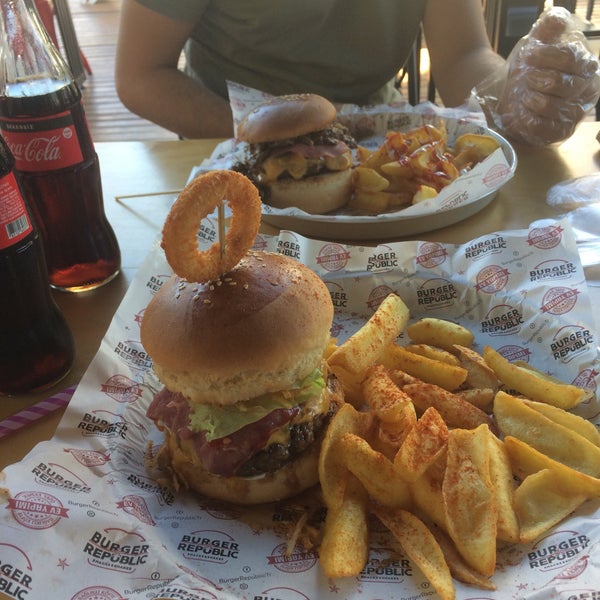 Foto diambil di Burger Republic oleh Oğuzhan K. pada 7/1/2018