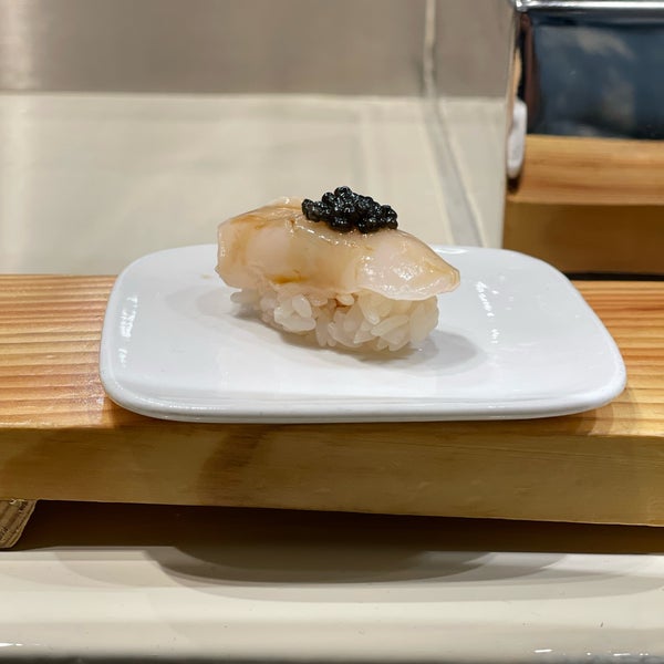 Foto tirada no(a) Sushi of Gari 46 por Taka F. em 1/15/2022