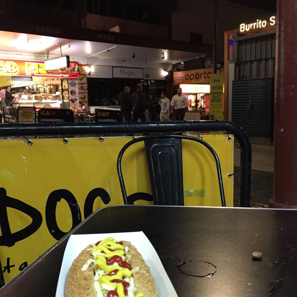 Perfectly positioned on the mall as hot dog fast food for the late night crowds. Spend the extra $2.50 for tastier sausage versions. the basic frankfurter sausage is tasteless.