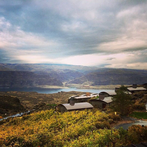รูปภาพถ่ายที่ Cave B Estate Winery &amp; Resort โดย Shandel S. เมื่อ 10/28/2014