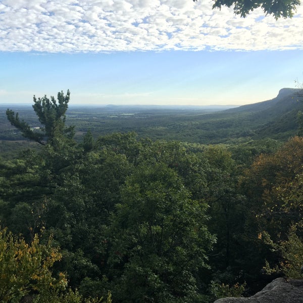 Foto tirada no(a) Mohonk Preserve por Kayvon T. em 10/5/2015