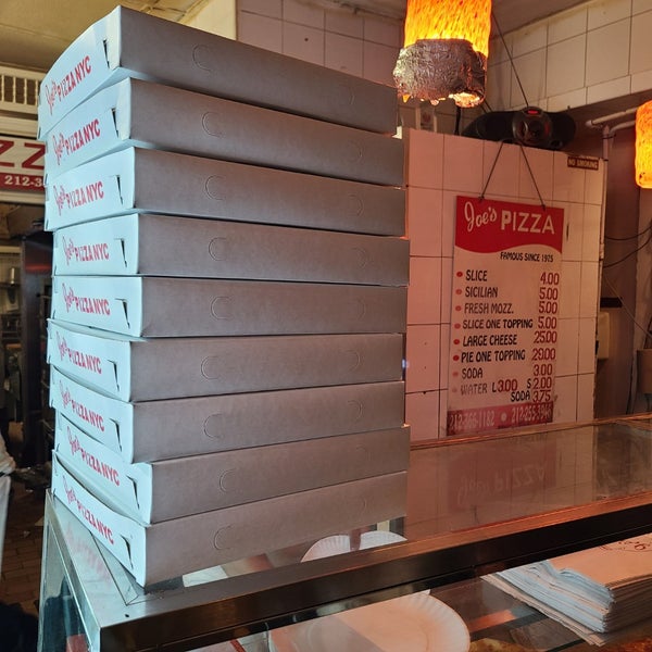 Photo taken at Joe&#39;s Pizza by Melody Ybona G. on 9/19/2022