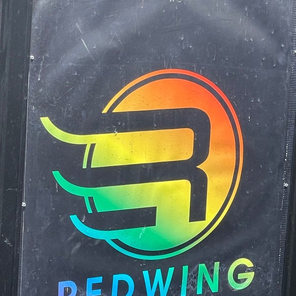 Снимок сделан в Redwing Bar &amp; Grill пользователем Barry F. 5/1/2022