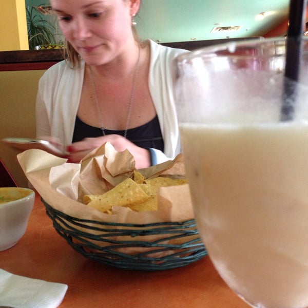 4/13/2014 tarihinde Heather T.ziyaretçi tarafından Frescos Cocina Mexicana'de çekilen fotoğraf