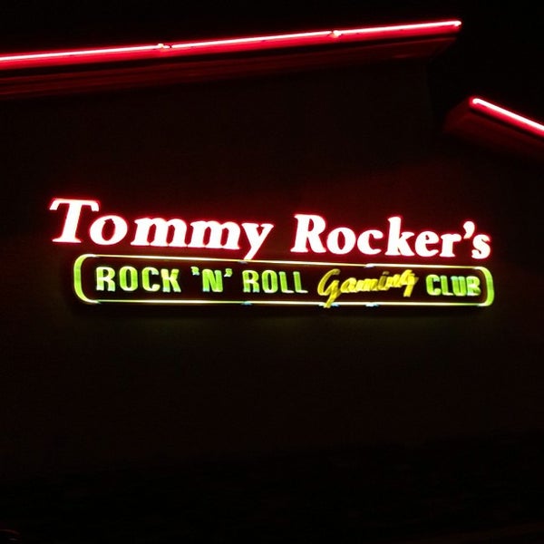 Foto diambil di Tommy Rocker&#39;s Mojave Beach Bar &amp; Grill oleh Dr. Adam P. Z. pada 12/29/2012