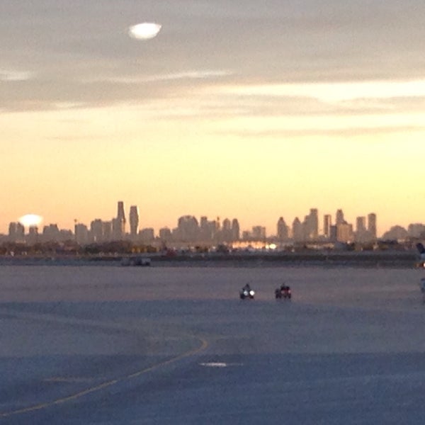 Foto tirada no(a) Aeroporto Internacional Pearson de Toronto (YYZ) por Mark em 12/20/2014