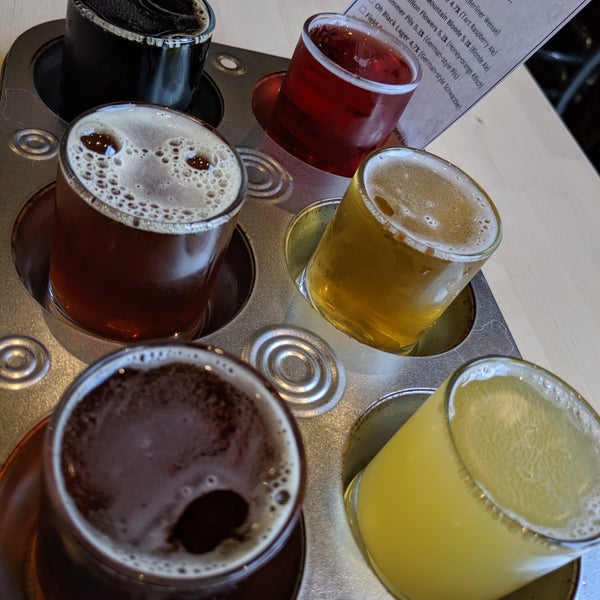 Das Foto wurde bei Discretion Brewing von Jenny C. am 11/7/2019 aufgenommen