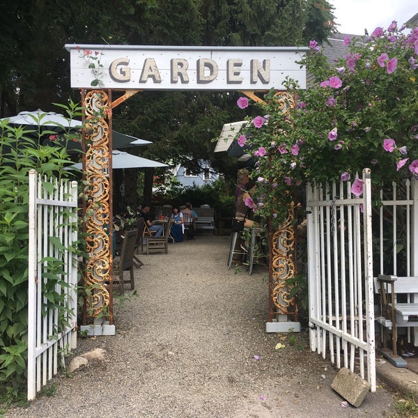 Foto tirada no(a) Garden Cafe at Woodstock por Alexandra L. em 8/13/2017