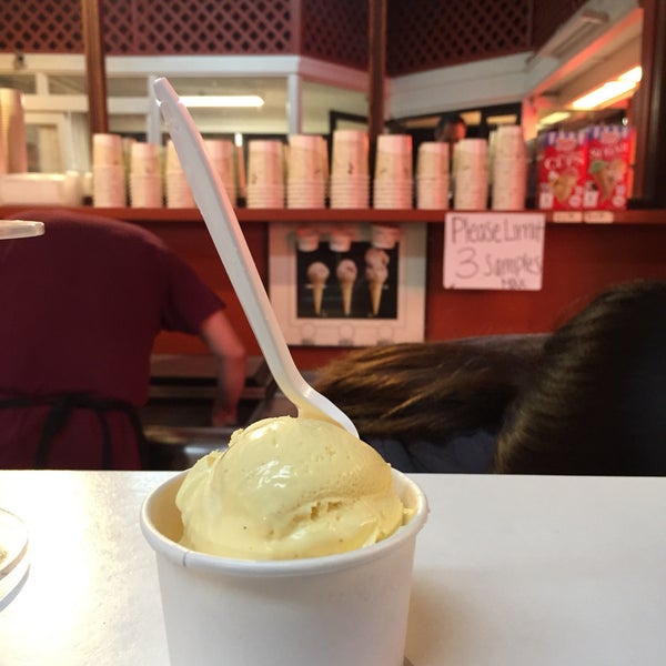 Foto diambil di Swensen&#39;s Ice Cream oleh cbcastro pada 11/17/2019