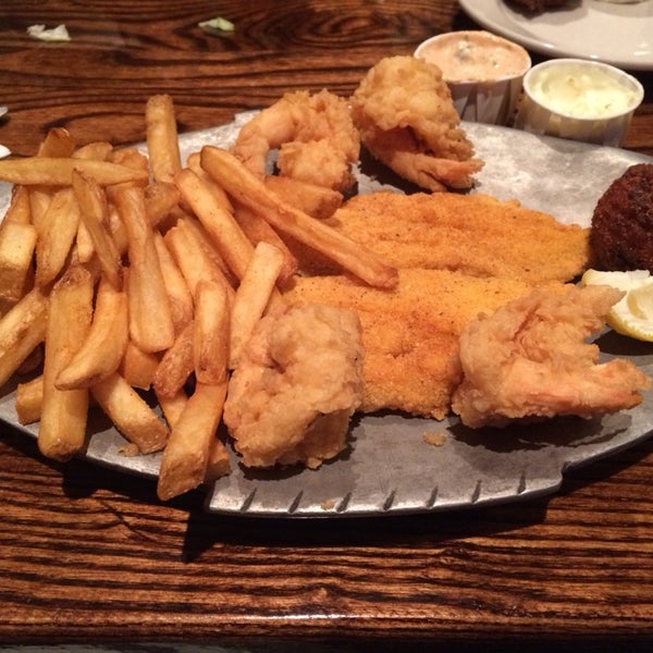 รูปภาพถ่ายที่ Mike Anderson&#39;s Seafood โดย Meygan M. เมื่อ 1/25/2014