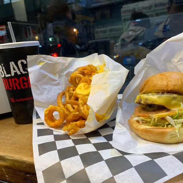 Foto tirada no(a) Black Iron Burger por Sultan A. em 10/12/2019