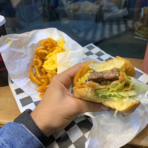 10/12/2019 tarihinde Sultan A.ziyaretçi tarafından Black Iron Burger'de çekilen fotoğraf
