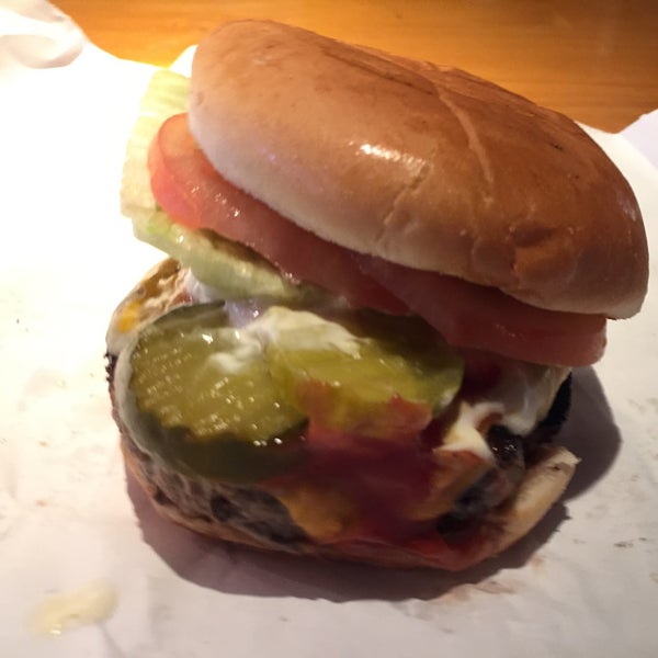 รูปภาพถ่ายที่ Burger Joint โดย Chris M. เมื่อ 10/27/2015