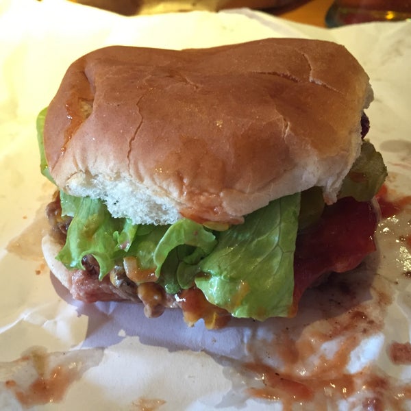 รูปภาพถ่ายที่ Burger Joint โดย Chris M. เมื่อ 12/6/2015