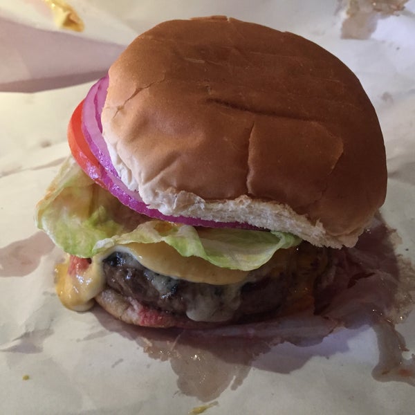 7/16/2015 tarihinde Chris M.ziyaretçi tarafından Burger Joint'de çekilen fotoğraf
