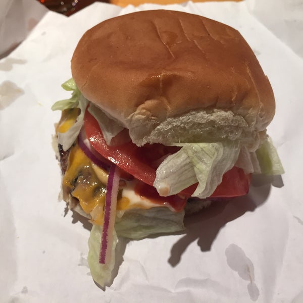 Photo prise au Burger Joint par Chris M. le11/17/2015