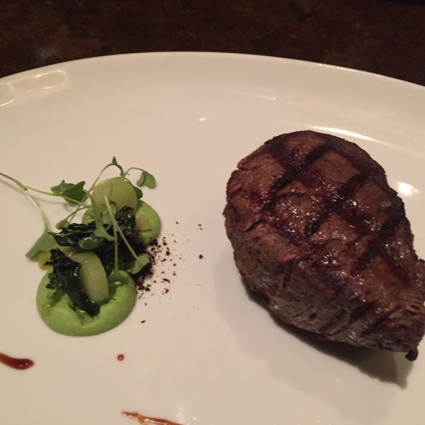 รูปภาพถ่ายที่ Bourbon Steak โดย Chris M. เมื่อ 5/9/2015