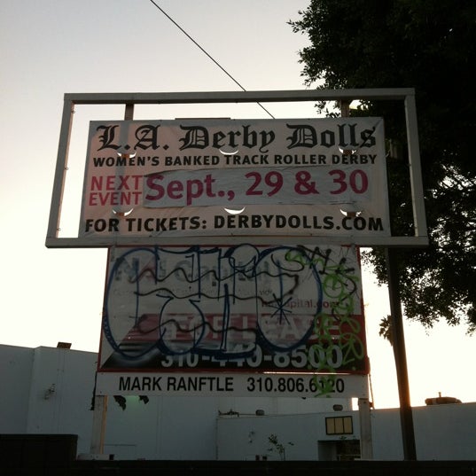 Foto tirada no(a) Doll Factory (L.A. Derby Dolls) por Paul G. em 9/30/2012