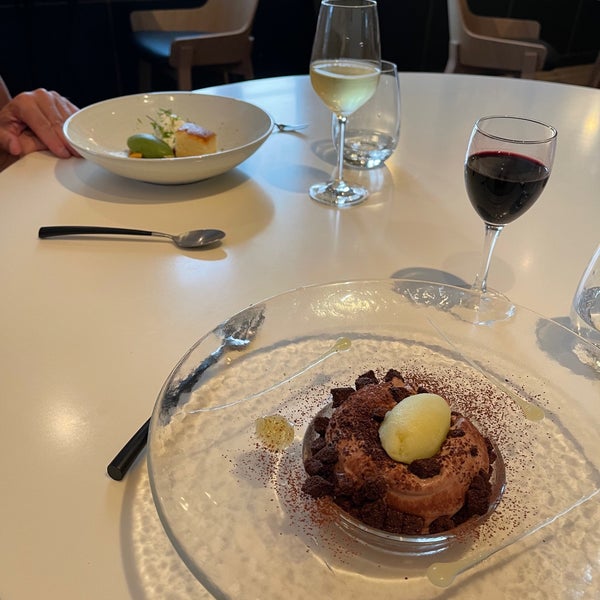 14 ans with a Michelin star ⭐️. Respect. Décor a little boring. You don’t see the chefs . But creativity and great wines. Very impressed by light and delicious desserts