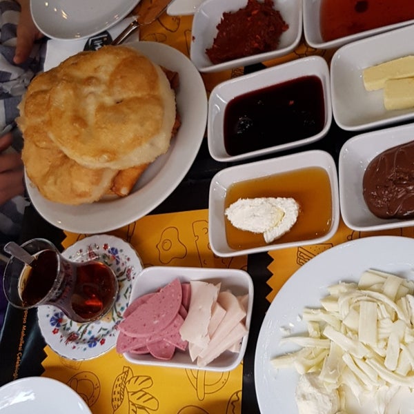 รูปภาพถ่ายที่ Limos Cafe โดย Şerife U. เมื่อ 11/4/2018