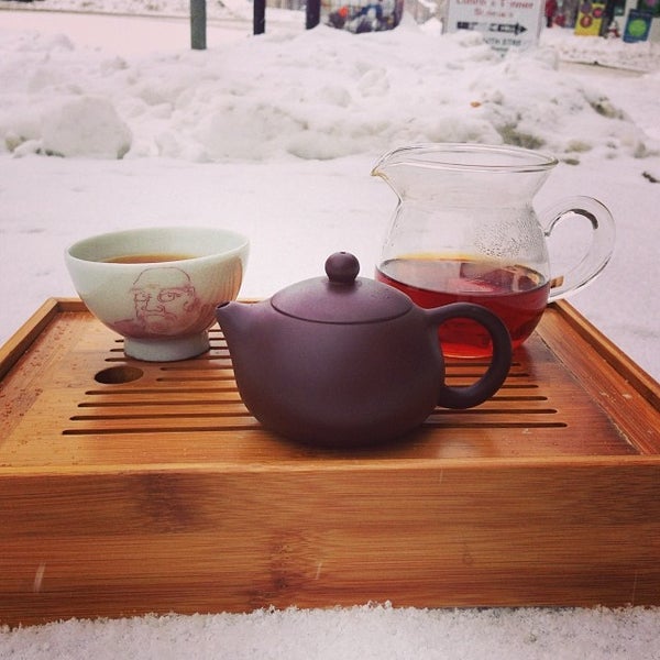 12/17/2013 tarihinde Alli J.ziyaretçi tarafından Dobra Tea'de çekilen fotoğraf