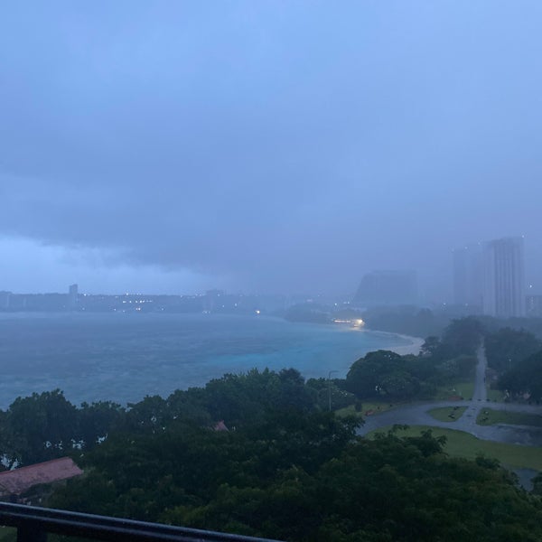 Foto scattata a Hilton Guam Resort &amp; Spa da A E. il 10/22/2021