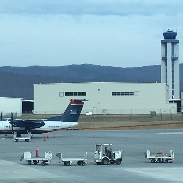 2/7/2017 tarihinde Oktawian K.ziyaretçi tarafından Roanoke-Blacksburg Regional Airport (ROA)'de çekilen fotoğraf