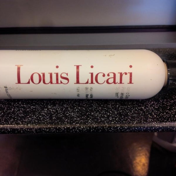 รูปภาพถ่ายที่ Louis Licari Salon โดย Corinne P. เมื่อ 2/11/2015