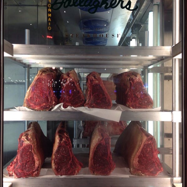 Foto tomada en Gallagher&#39;s Steakhouse  por DAESOO C. el 1/9/2015