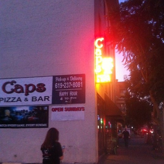 รูปภาพถ่ายที่ Cap&#39;s Pizza &amp; Bar โดย Diana T. เมื่อ 10/18/2012