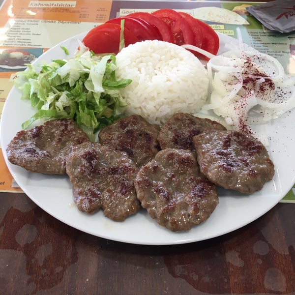 Foto diambil di Türkmen Cafe oleh Sezer A. pada 8/29/2017