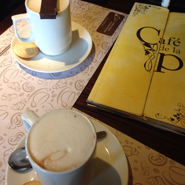 Foto diambil di Café de la P oleh Priscila G. pada 7/6/2015