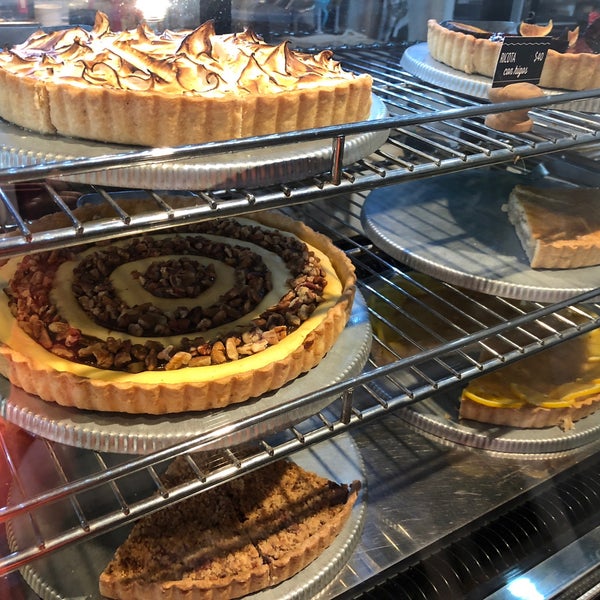 Photo taken at Cachito Mío Quiches &amp; Tartas by Rëbeca on 1/6/2018