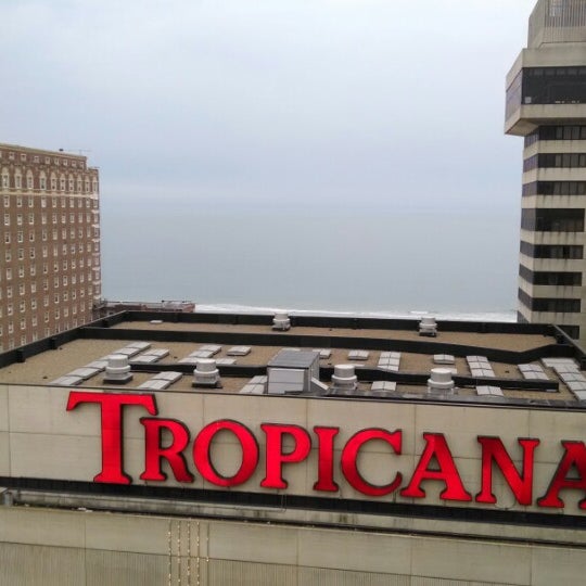 รูปภาพถ่ายที่ IMAX Theatre at Tropicana Casino &amp; Resort โดย Hector S. เมื่อ 5/21/2014