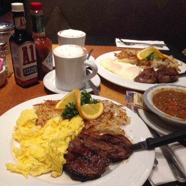 1/8/2014 tarihinde Menchie D.ziyaretçi tarafından Pipers Restaurant'de çekilen fotoğraf