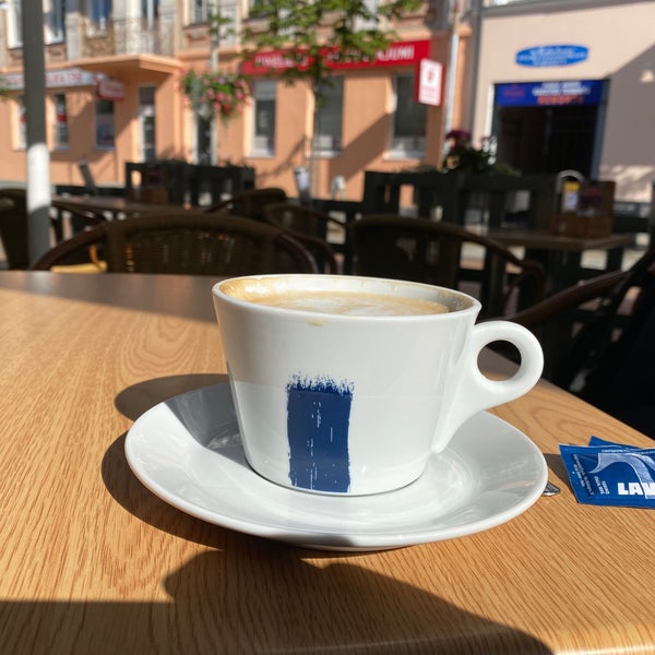 Cappuccino ist lecker, schöne Lage an der Fußgängerzone.