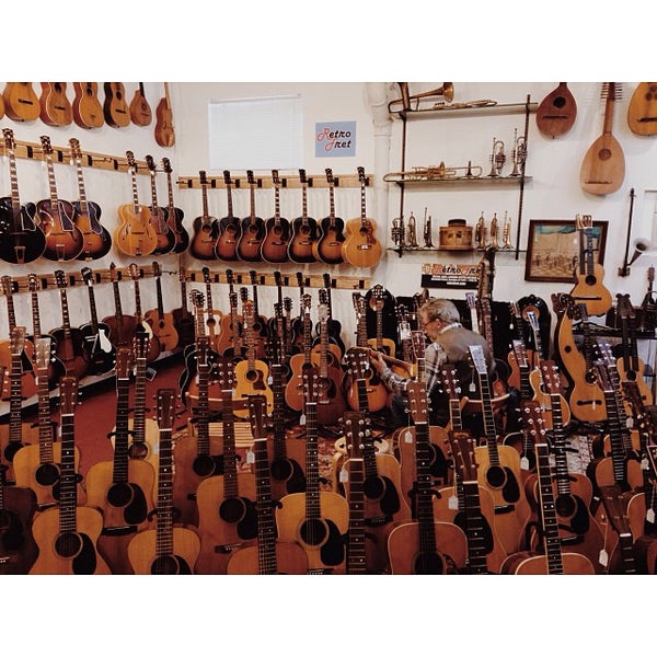 Foto diambil di Retrofret Vintage Guitars oleh Emilia B. pada 10/20/2013