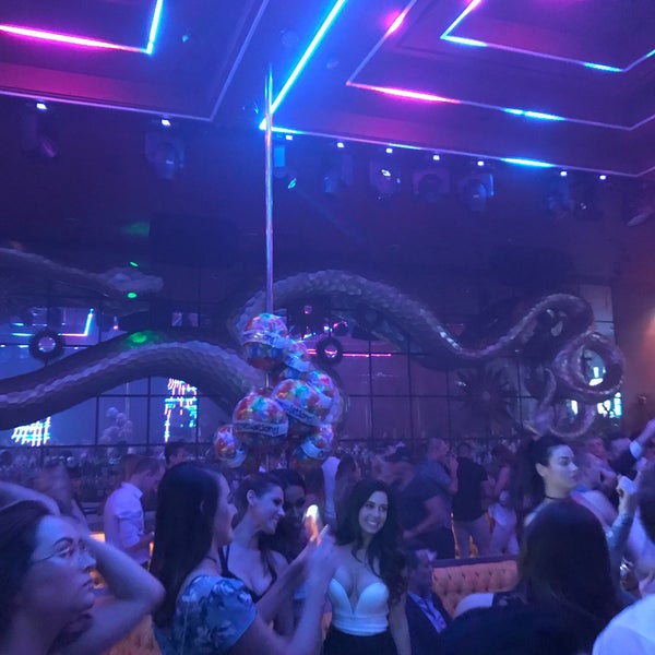 8/17/2017 tarihinde Michael M.ziyaretçi tarafından Surrender Nightclub'de çekilen fotoğraf
