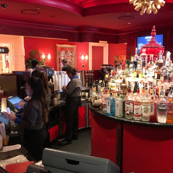 8/17/2017 tarihinde Michael M.ziyaretçi tarafından Encore Lobby Bar &amp; Cafe'de çekilen fotoğraf