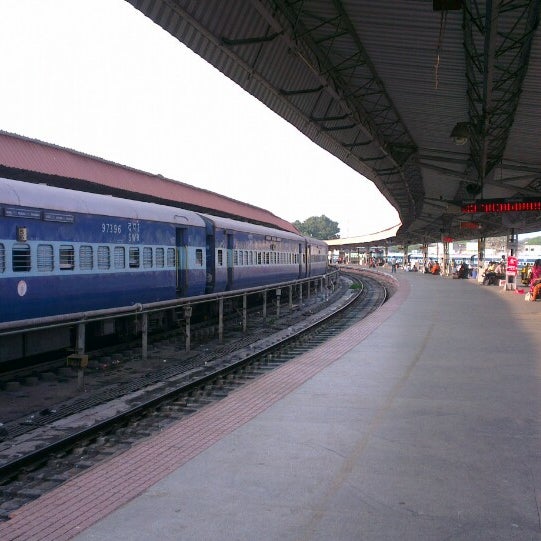 Photo taken at Mysore Railway Station by Yoheswaran G. on 2/21/2014