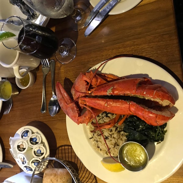 Снимок сделан в Vieux-Port Steakhouse пользователем Joy C. 10/20/2019